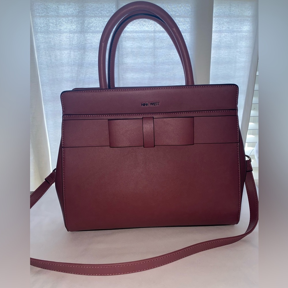 Nine West Crossbody Or
Shoulder Purse 👛🥰
